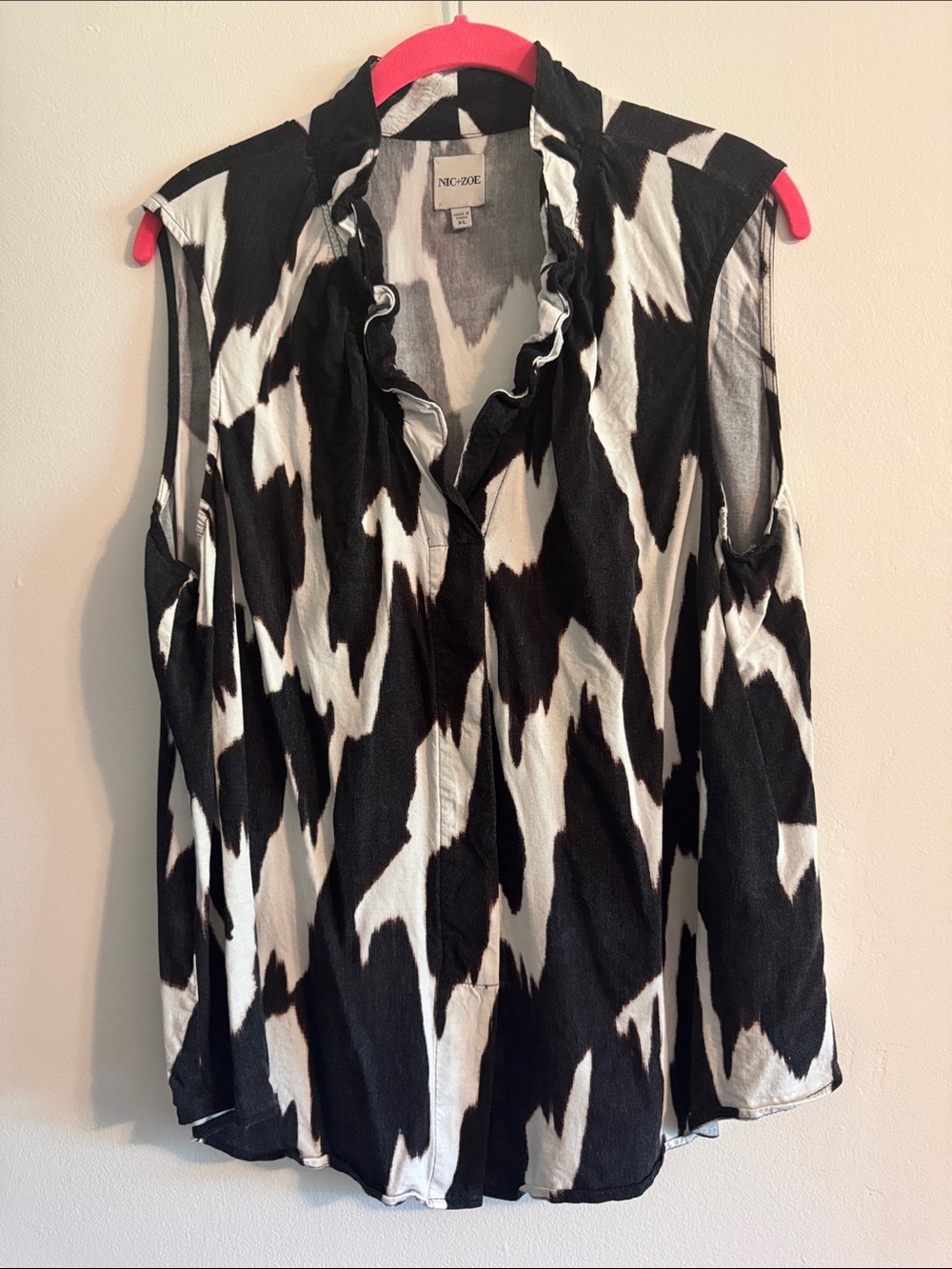 NIC+ZOE Black & White Sleeveless Ruffle V-Neck Blouse